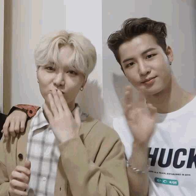 Kyungho Jaeyun To1 Kyungho Jaeyun Tee GIF