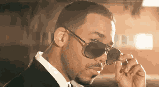 Romeo Santos Poniendose Las Gafas De Sol GIF